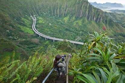 La ruta senderista de las escaleras al cielo de Haiku, en Hawái (EE UU). 