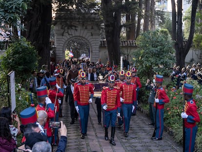 Colombia's presidential guard enters the Quinta de Bolívar Museum carrying the famous sword.