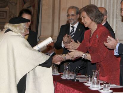 El sacerdote Ernesto Cardenal recibe el premio Reina Sof&iacute;a de Poes&iacute;a Iberoamericana de manos de la reina espa&ntilde;ola.