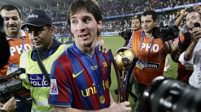 Messi posa con el trofeo que acredita al Barcelona campeón del Mundial de Clubes, el único trofeo que le falta en sus vitrinas. Año redondo para el barcelonismo, que ha ganado seis títulos de seis posibles.