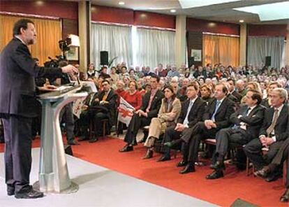 El candidato del PP a la Presidencia del Gobierno, Mariano Rajoy, durante un acto sobre política para mayores celebrado por los populares en Burgos.