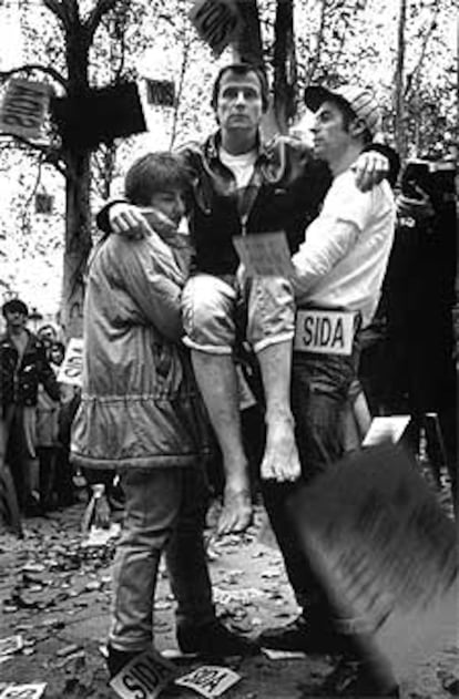 Pepe Espaliú, trasladado en brazos por una cadena humana durante la acción 'Carrying', en 1992.