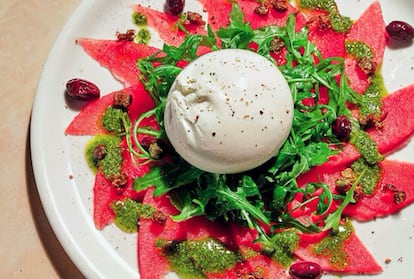 Ensalada de sandía con queso de burrata y aceite de albahaca.