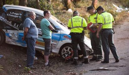 La Guardia Civil inspecciona el coche siniestrado.