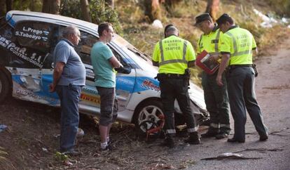 La Guardia Civil inspecciona el coche siniestrado. 