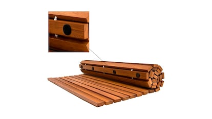 Alfombrilla de madera sobre fondo blanco