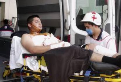 Un trabajador de la empresa pública Petróleos Mexicanos (Pemex) es atendido por paramédicos tras una explosión. EFE/Archivo