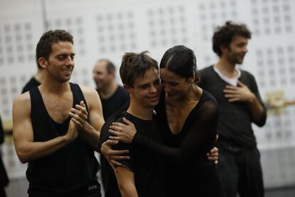 Veinte jóvenes con síndrome de Down, durante el ensayo de una coreografía con el Ballet Nacional de España bajo la dirección de su director, Antonio Najarro de cara a la gala que frecerán el proximo 9 de noviembre. 