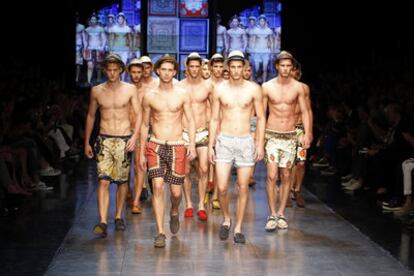 El desfile de la colección primavera/verano 2012 de DG podía ser el último de esta línea. No hay confirmación oficial, pero ayer en Milán todo el mundo daba por seguro que esta será la última vez que la marca joven de DolceGabbana se suba a una pasarela. El futuro de la línea es incierto. Se especula con que la reestructuración de la compañía podría pasar porque esta firma se integrara con la "adulta" y con que los diseñadores italianos se aventuren en el terreno de la alta costura. Sea la última o no, la colección de DG estaba basda en los pañuelos. Seda estampada llevada de la cabeza a los pies. TEXTO: EUGENIA DE LA TORRIENTE