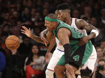 Pierce, de los Celtics, sufre la falta de Shumpert, de los Knicks.