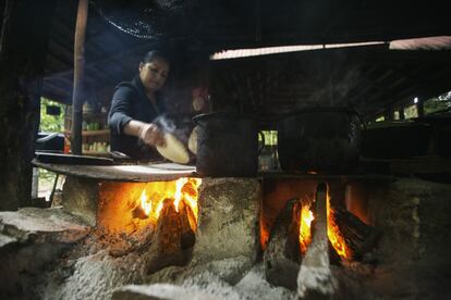 Una mujer prepara tortillas para el equipo.