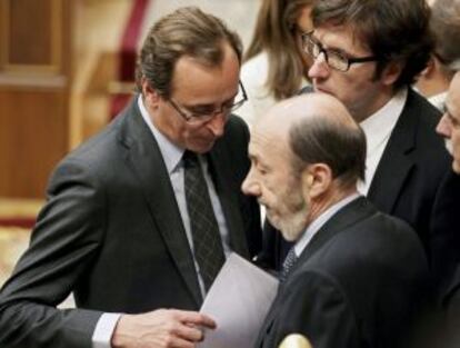 Antonio Alonso conversa con los socialistas Alfredo P&eacute;rez Rubalcaba y Juan Moscoso, ayer en el Congreso.