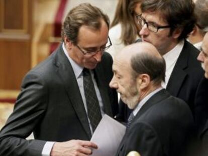 Antonio Alonso conversa con los socialistas Alfredo P&eacute;rez Rubalcaba y Juan Moscoso, ayer en el Congreso.