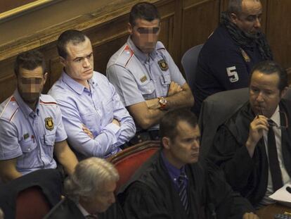 Ricardo Mateo, entre dos &#039;mossos&#039;, en un juicio contra los Casuals en 2012.