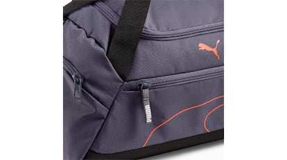 Esta bolsa de deporte Puma cuenta con diferentes bolsillos para llevar todo lo necesario