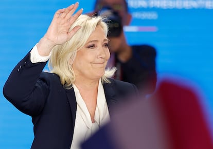 La líder del Reagrupamiento Nacional,  Marine Le Pen, pronuncia un discurso tras ser derrotada en la segunda vuelta de las elecciones presidenciales francesas en el Pabellón d'Armenonville en París, Francia, este domingo.