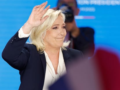 La líder del Reagrupamiento Nacional,  Marine Le Pen, pronuncia un discurso tras ser derrotada en la segunda vuelta de las elecciones presidenciales francesas en el Pabellón d'Armenonville en París, Francia, este domingo.