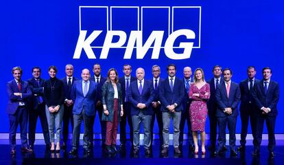 Hilario Albarracín, presidente de KPMG España, y Juan José Cano, CEO, con los socios.