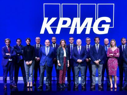 Hilario Albarracín, presidente de KPMG España, y Juan José Cano, CEO, con los socios.