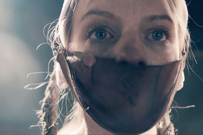 Elisabeth Moss en una imagen del primer capítulo de la segunda temporada de 'The Handmaid's Tale'.