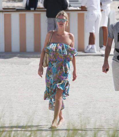 Nicky Hilton debería tener más cuidado con los rayos ultravioletas. Sus hombros delatan que se ha pasado tostándose al sol.