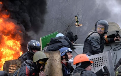 Manifestantes lanzan un cóctel molotov durante los enfrentamientos con la policía ucrania en el centro de Kiev, 20 de febrero de 2014.