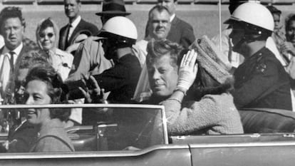 El presidente John F. Kennedy en Dallas poco antes de morir. 