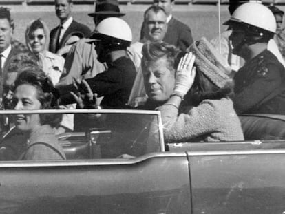 El presidente John F. Kennedy en Dallas poco antes de morir. 