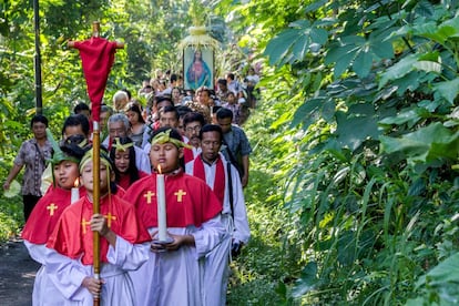 Católicos indonesios caminan durante el desfile del domingo de palma en Semarang, Indonesia, el 9 de abril de 2017.