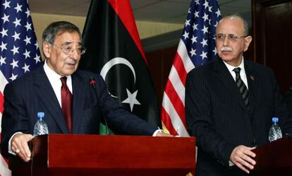 El secretario de Defensa de EE UU, Leon Panetta, ofrece hoy una conferencia de prensa en Trípoli junto al ministro ministro interino Abdurrahim el Keib (D).