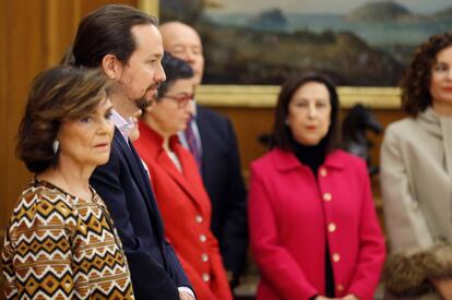 El nuevo vicepresidente de Derechos Sociales y Agenda 2030, Pablo Iglesias junto a la vicepresidenta primera del Gobierno, ministra de Presidencia, Relaciones con las Cortes y Memoria Democrática, Carmen Calvo, durante el acto de jura del cargo de los ministros ante el Rey Felipe VI, en el Palacio de la Zarzuela