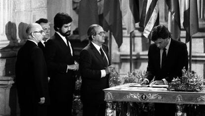 González firma el Tratado de Adhesión de España a la CE.