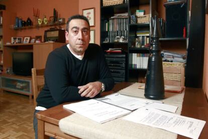 Juan Carlos Badillo, esposo de la mujer fallecida, en su casa con los papeles del caso.