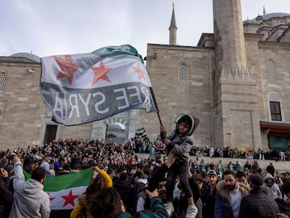 Ciudadanos sirios residentes en Turquía celebran la caída del régimen de Bachar el Asad en Siria, este domingo.