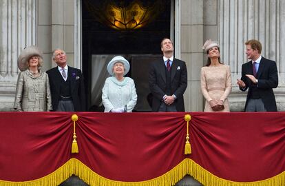 La familia real sigue desde el balcón de Buckingham la exhibición aérea.