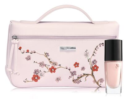 El rosa empolvado es otro de los grandes protagonistas de la temporada. Laca Vernis in Love  Sugar Rose, de Lancôme, y bolso de Longchamp.