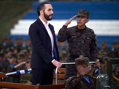El presidente de El Salvador, Nayib Bukele, junto al ministro de Defensa, René Merino, el pasado abril.