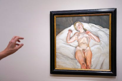 Una mano frente al cuadro de Lucian Freud 'Muchacha desnuda'. 
