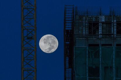La Luna llena entre dos estructuras en Kuala Lumpur (Malasia), el 12 de diciembre.