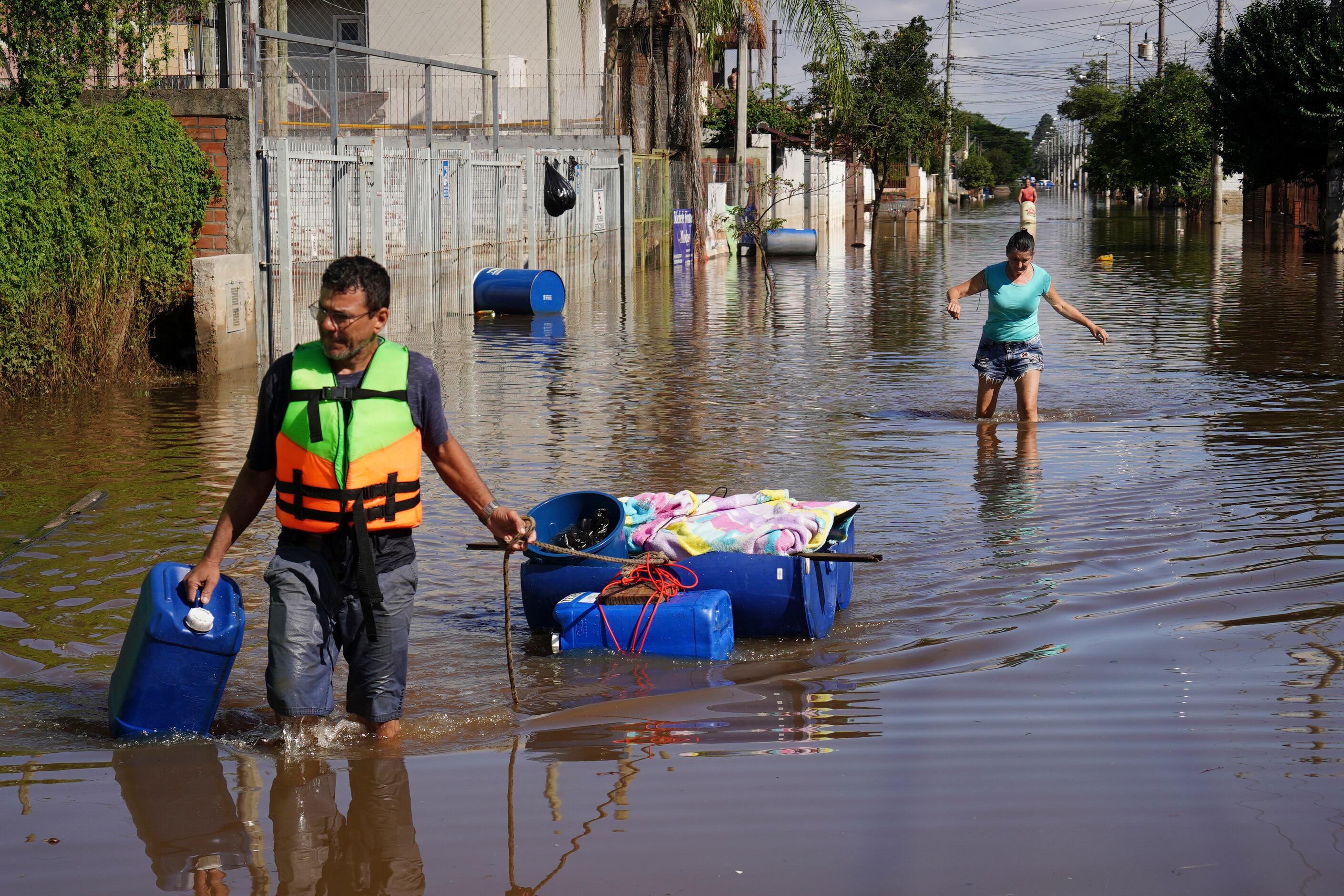 Un residente saca las pertenencias que recuperó de su casa inundada en Canoas, estado de Rio Grande do Sul, el 9 de mayo.