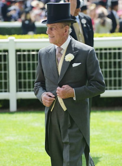 El consorte de la reina de inglaterra, fiel al protocolo, acude con chaqué y chistera al hipódromo de Ascot en 2014.