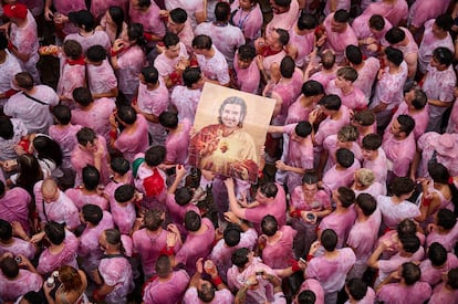 A crowd celebrates the imminent beginning of the Sanfermines in Pamplona, ​​this Sunday. 