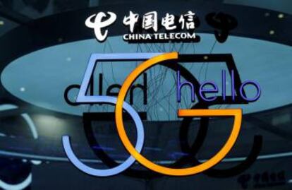Cartel del 5G en el stand de China Telecom de una Conferencia Mundial de Internet, en Wuzhen (China).