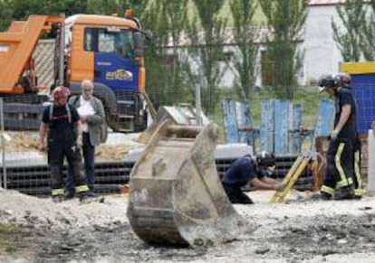 Un bombero desciende a una zanja en la que ha fallecido un trabajador tras quedar sepultado por tierra. EFE/Archivo