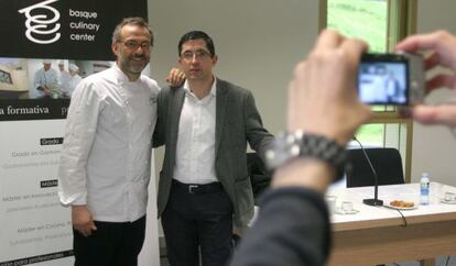 El cocinero italiano Massimo Bottura junto al director del Basque Culinary Center, Joxe Mari Aizeaga.