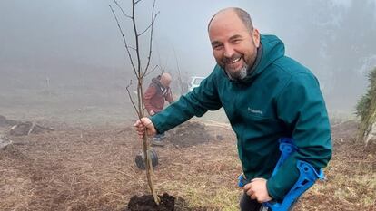 Joaquín, 'Kin', Martínez plantando el árbol en recuerdo a su padre en el Monte Xiabre (Pontevedra).