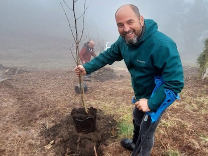 Joaquín, 'Kin', Martínez plantando el árbol en recuerdo a su padre en el Monte Xiabre (Pontevedra).