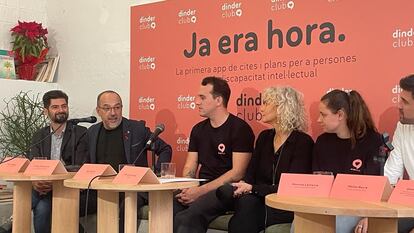 El consejero de Derechos Sociales, Carles Campuzano, segundo por la izquierda, en la presentación de Dinder Club, este viernes.