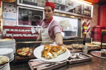 Escena en el restaurante Güerrín, templo de la pizza porteña.