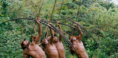 Hombres de la etnia awá cazando en el bosque.